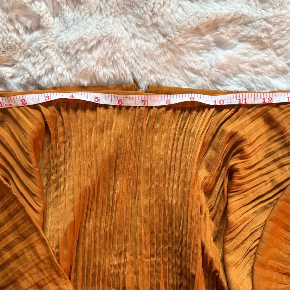 Elegant Gold Pleated Skirt - Picture 5 of 8